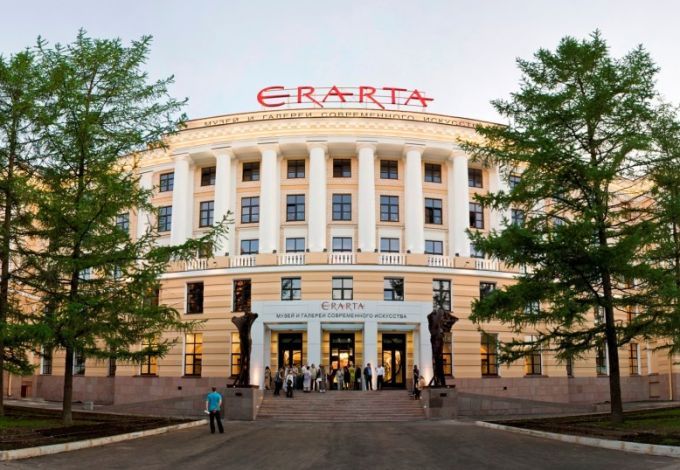 Современное выставочное пространство музея Эрарта с авангардными инсталляциями