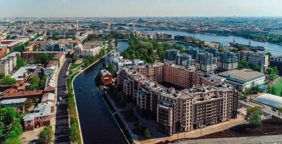 Острова занимают около 80 кв. км: Васильевский, Петроградский, Крестовский и 24 других — естественных и искусственных.