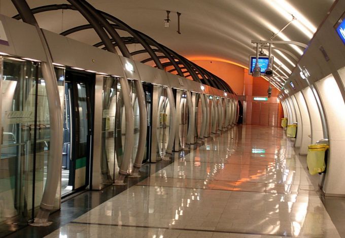 u0412 u043cu0435u0442u0440u043e u041fu0435u0442u0435u0440u0431u0443u0440u0433u0430 u0443u0441u0442u0430u043du043eu0432u044fu0442 u0441u0442u0435u043au043bu044fu043du043du044bu0435 u043eu0433u0440u0430u0436u0434u0435u043du0438u044f