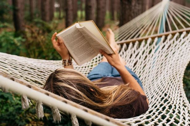Экхарт Толле «Сила настоящего» и ещё девять книг о том, как жить в моменте, освободившись от сожалений о прошлом и тревог о будущем.