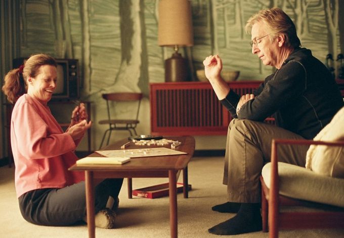 25 февраля горожане вспомнят недавно ушедшего из жизни выдающегося британского актера Алана Рикмана. К его 70-летнему юбилею для петербуржцев организуют бесплатный показ фильма «Снежный пирог», где также снялись Сигурни Уивер и Керри-Энн Мосс.