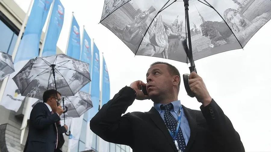 Бизнесмен с зонтом в центре Санкт-Петербурга во время дождя