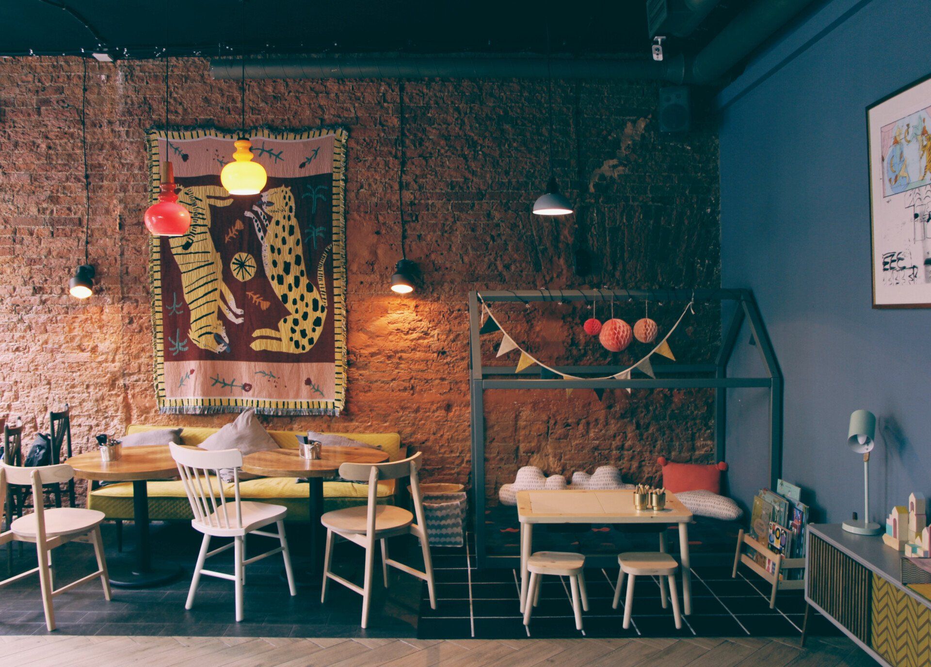 Здесь ваш стол точно не останется пустым! «Общество чистых тарелок» — это заведение с домашней атмосферой и кухней, где каждый найдёт что-то по вкусу: от бургеров и стейков до веганских боулов. А как насчёт бокала крафтового пива или авторского коктейля?