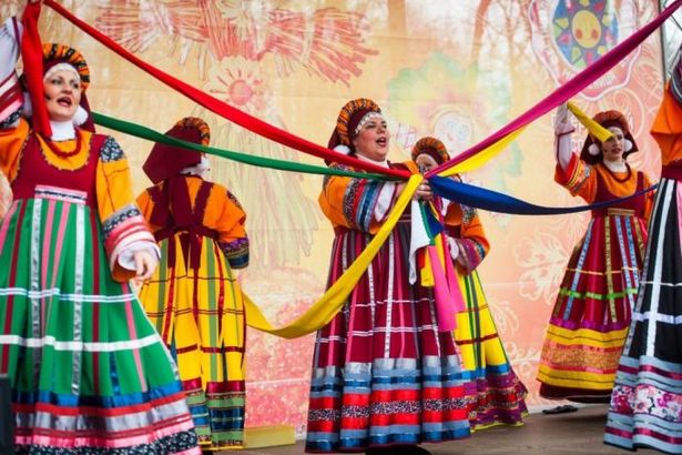 Фестиваль традиционной культуры «Шуми, Масленица!» соберет народных ремесленников, умельцев и затейников со всего света. В этом году посетителей будут развлекать сразу с восьми сценических площадок, где выступят коллетивы из Эстонии, Беларусси и России. Гостей ждут зажигательные танцы, веселая музыка, удалые конкурсы с традиционными призами, хороводы и народные забавы типа перетягивания каната, хождения по бревну и прыжков через костер, которых, кстати, будет целых четыре.