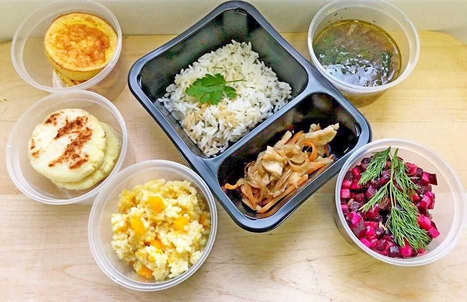 Эля – мама троих детей с диагностированной непереносимостью глютена. Оказалось, что ни в садике ни в школе, куда ходят её дети нет аллергостола. Тогда Эля и решила создать собственное производство гипоаллергенных продуктов&nbsp;«ЭкоСфера».&nbsp;Открылось производство в апреле, и сейчас уже есть ассортимент и постоянные покупатели. Эля буквально спасает жизнь некоторым из них.