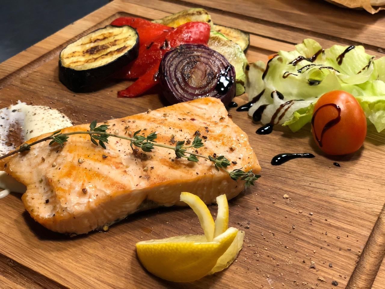 В укромном уголке Охты в мае 2018 года открылось уютное заведение&nbsp;Grill Bar "Beer Brothers". И так как Питер Online не пишет об алкоголе, мы расскажем вам о позициях в меню, не уступающих различным напиткам по популярности – блюда на гриле. На данный момент здесь, пожалуй, лучшие колбаски и рыба на гриле в своем ценовом сегменте в Красногвардейском районе Петербурга.