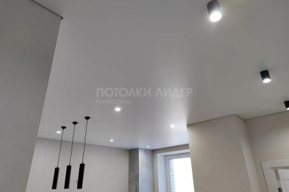 12 компаний натяжных потолков в Петербурге: цены от 185 до 950 ₽/м², гарантия и монтаж — с официальных сайтов, без агрегаторов.