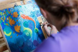 Написать свой собственный шедевр масляными красками под чутким руководством опытных педагогов — возможно с этого начнется Ваш путь художника. На протяжении трех часов ученики осваивают основные техники, которые помогут каждому создать свой мир воплощения фантазий. По окончании мастер-класса у всех участников на руках остается эксклюзивное произведение искусства, сделанное собственными руками.