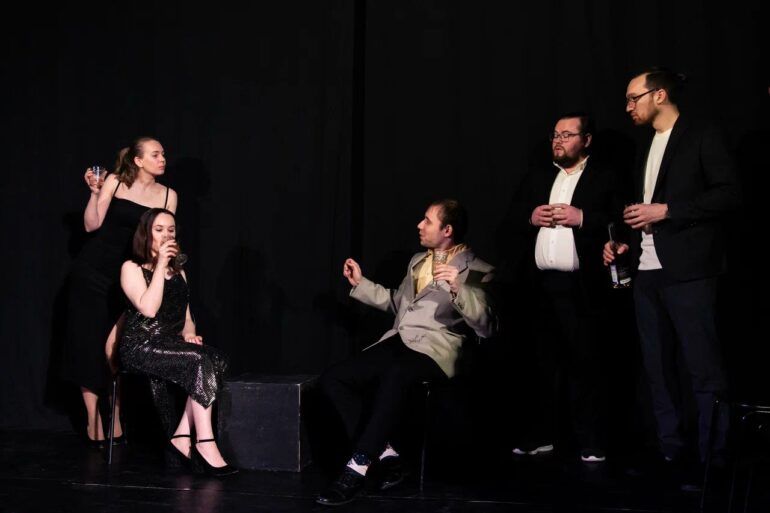 Освоить творческую профессию, раскрыть навыки артиста, избавиться от зажимов и стеснения — для актерских курсов нет ничего невозможного. Здесь учат сценическим движениям, погружению в образ, импровизации, правильной и красивой речи. Питер Online собрал подборку театральных студий, которые пробудят в вас талантливого актера.