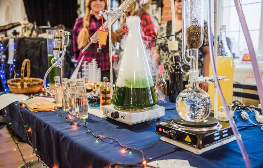 Глинтвейн, сбитень, медовуха, масала или пряный кофе со вкусом имбирного пряника – всего более 30 видов различных напитков, будет представлено на пряном фестивале, который пройдет 5 и 6 января в Креативном пространстве «Ткачи». Желающие могут попробовать напитки, приготовленные различными ресторанами, а также насладиться насыщенной программой фестиваля — на сцене выступят самые разные талантливые артисты и музыканты.