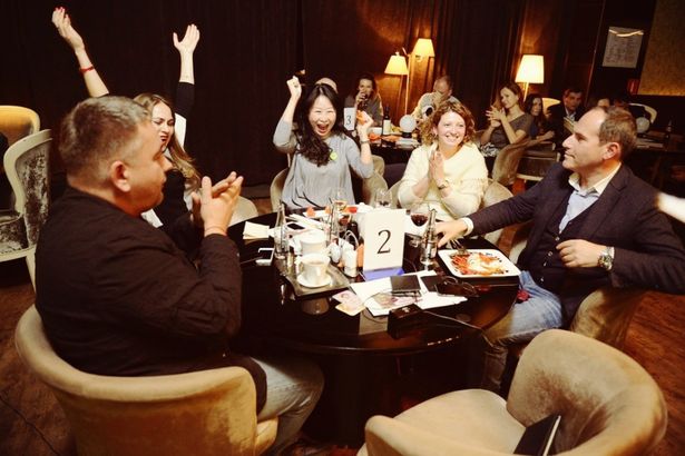 В центре Петербурга проводят веселые интеллектуальные игры для любителей пошевелить мозгами, почувствовать себя умнее других и ярко провести время. Игры походят в формате командной викторины, а победившая команда получает ценные призы.