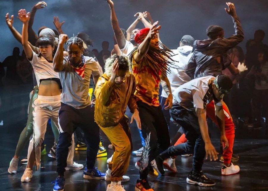 Группа подростков на занятии хип-хопом в Soul Dance