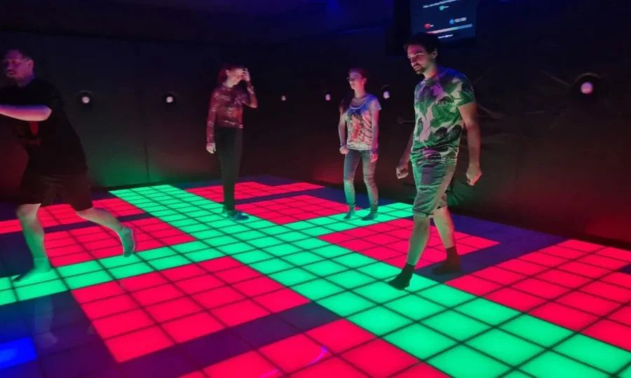 Интерактивный световой пол в PIXEL QUEST