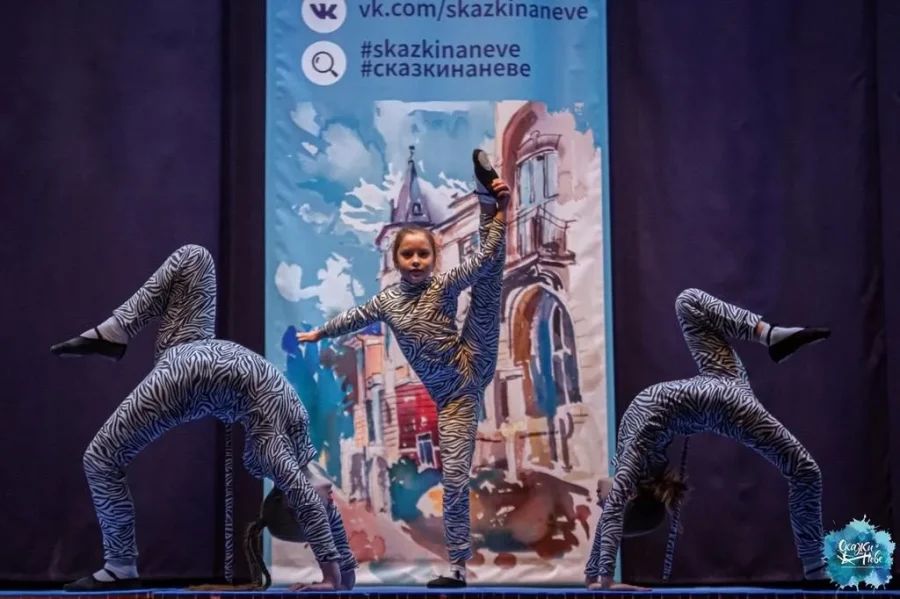 Дети выполняют акробатические элементы в школе Юджи