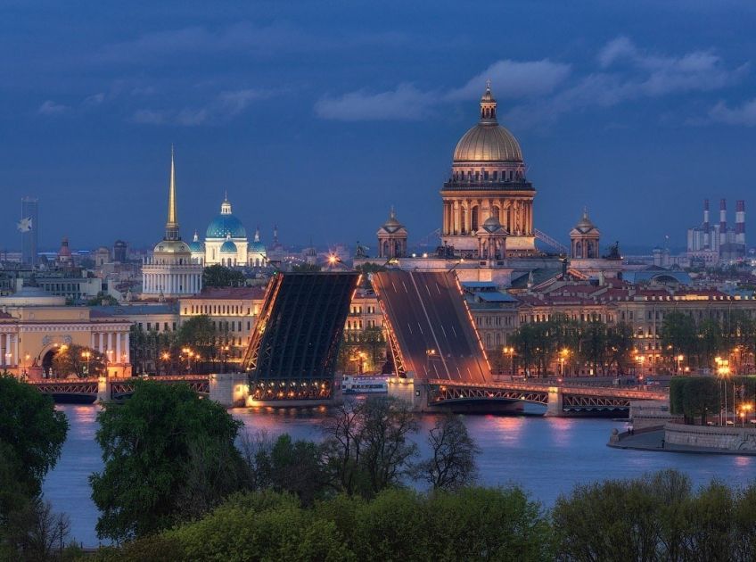 Аничков мост и ещё 49 мест в центре Петербурга вне стандартных путеводителей — чтобы почувствовать город на все сто процентов.