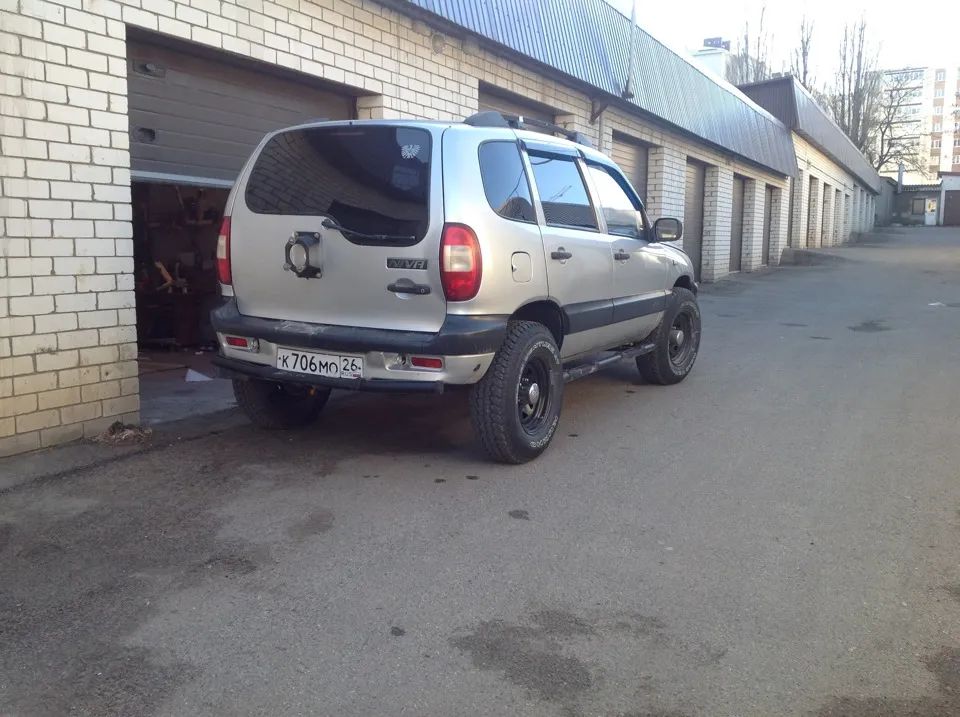 Находчивости и смекалки петербуржцам не занимать: вчера вечером по городу курсировал автомобиль с поленом вместо запасного колеса. По словам автомобилистов, изобретательный водитель разъезжает таким образом уже не впервые.