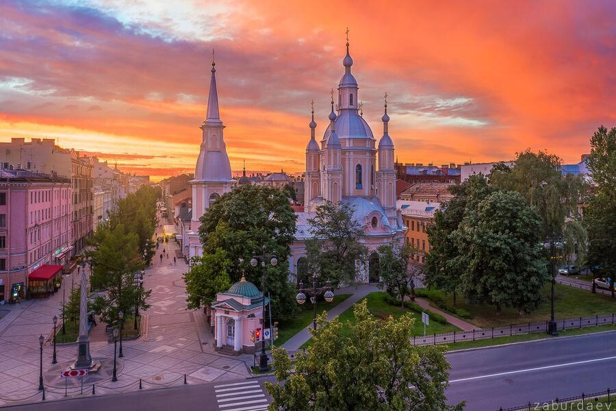 Андреевский собор с голубыми куполами и белоснежными колоннами