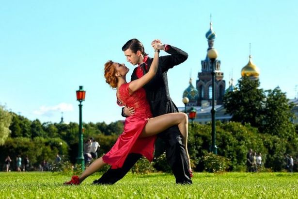 Волнующие прикосновения, магия взглядов. Танго известен по всему миру как страстный и темпераментный танец. Студия «Sierra Maestra» приглашает всех петербуржцев 24 ноября на открытый урок по самому страстному направлению. Водоворот эмоций и бонус для новичков – скидка на абонемент 20% ждут каждого гостя!