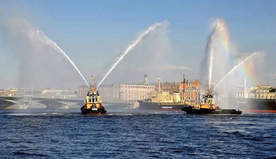 В 2025 году с 1 по 11 мая петербуржцев и гостей города ждет множество впечатляющих мероприятий: от грандиозного Фестиваля ледоколов до масштабного празднования 80-летия Великой Победы. PITER.NOW подготовил для вас подборку самых интересных событий, которые не стоит пропустить на майских каникулах.