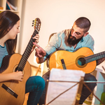 Мечтаете сыграть любимую песню у костра или покорить сцену петербургского клуба? В городе работают десятки частных школ, где взрослых учат гитаре с нуля — мы выбрали 15 лучших с прозрачными ценами и проверенной репутацией.