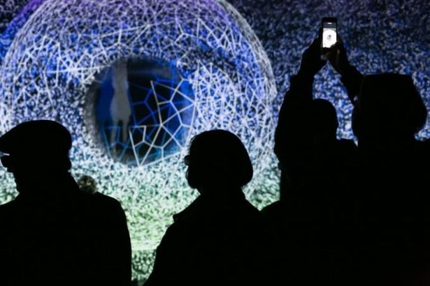 18, 19 и 20 ноября в Центре МАРС в Санкт-Петербурге пройдут практические занятия по TouchDesigner, именно при помощи этой программы во всем мире визуальные художники создают впечатляющие инсталляции и перформансы. Занятия будут интересны продвинутым пользователям.