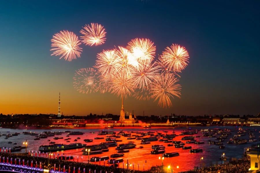 Праздничный салют над Петропавловской крепостью в День Победы в Санкт-Петербурге