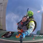 Шаг в бездну, незабываемая минута свободного падения — и вот вы уже под белоснежным куполом на высоте птичьего полета. Отсюда жизнь видится совсем под другим углом: маленькие дома, машины, крошечные люди и бескрайние просторы природы. Питер Online рассказывает, где можно совершить&nbsp;прыжок с парашютом, а также цены на это прекрасное безумие: