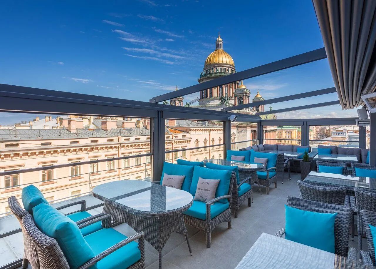 Панорамный вид с террасы ресторана Terrassa на исторический центр Санкт-Петербурга в вечернее время