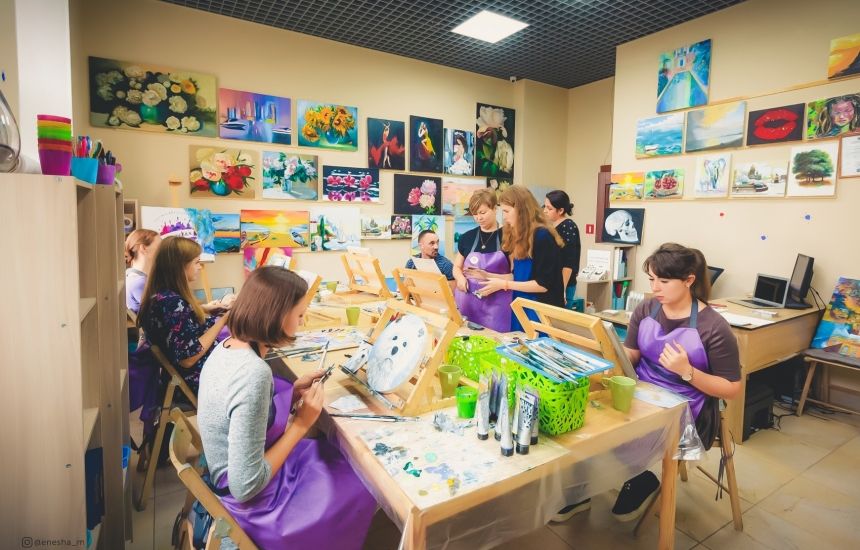 30 сентября стартует авторский курс&nbsp;«История костюма» от настоящего&nbsp;театрального художника&nbsp;по костюмам Антонины Алеевой.&nbsp;Профессиональная художница, выпускница Академии Художеств им. Репина, подготовила увлекательную программу из пяти занятий, где участники могут не только узнать историю, но и самостоятельно нарисовать эскизы.