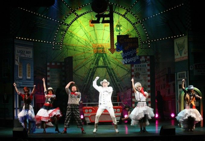 В Театре Комедии имени Н. П. Акимова пройдет мюзикл для всей семьи «Крем, джем & Буги-Вуги» от&nbsp;компании «ЛУНА-Продакшн», создателей нашумевшего мюзикла «Мама-Кот».&nbsp;