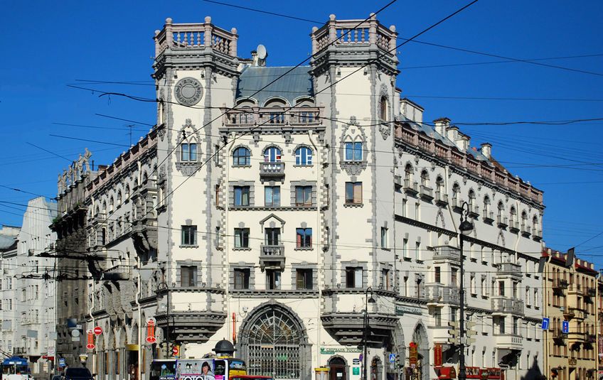 Дом с башнями (дом Розенштейна) на площади Льва Толстого