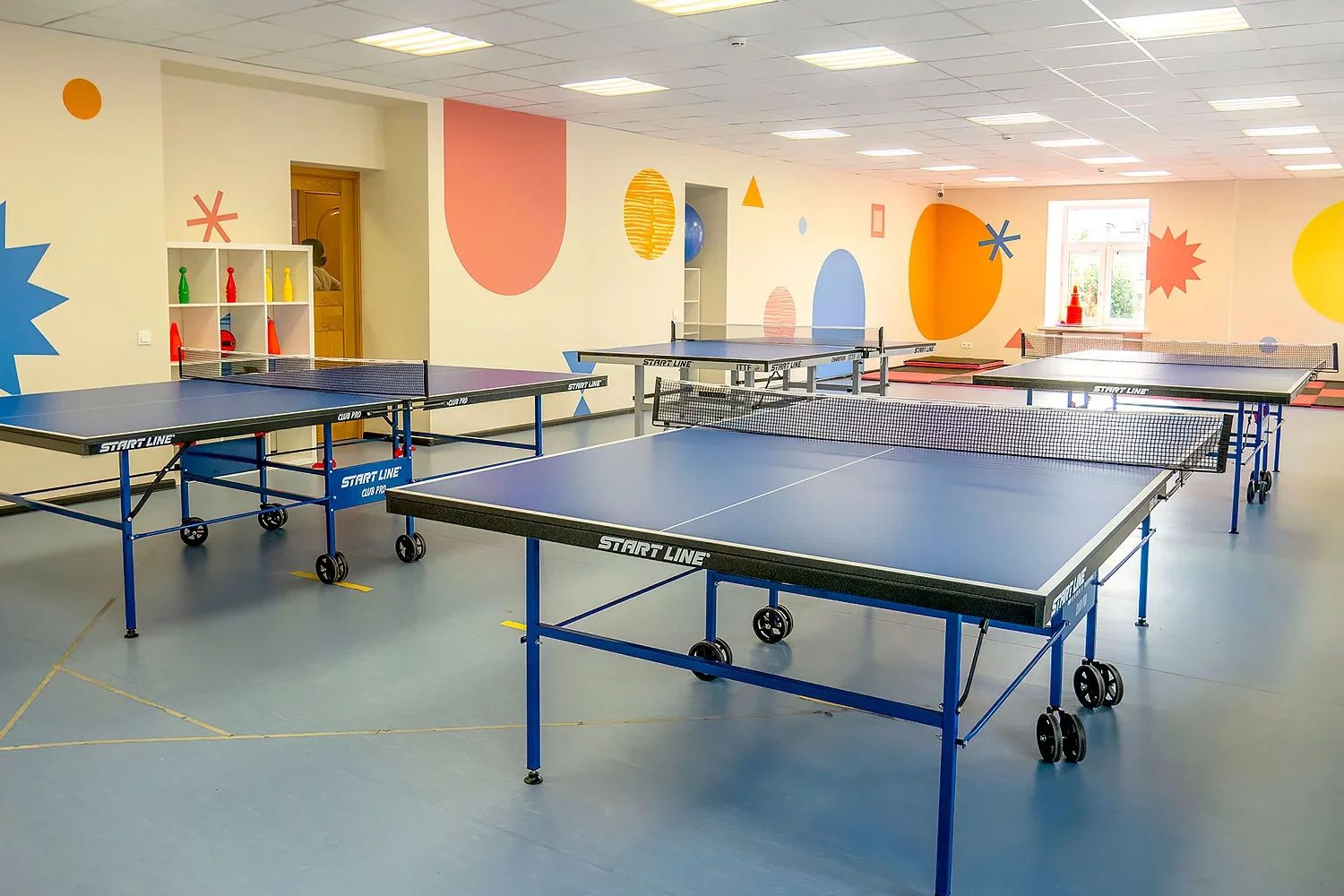 В Петербурге растет запрос на образование, выходящее за рамки стандартов. Частные школы давно перестали быть просто местом с меньшим количеством учеников и большей оплатой — теперь это образовательные пространства нового формата, где развивают не навыки зубрежки, а критическое мышление, креативность и самостоятельность. Рассказываем о десяти элитных образовательных проектах Петербурга, где классические знания сочетаются с современными методиками и международными стандартами.