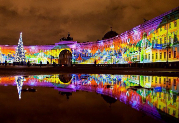 Начиная с 26 декабря, на Дворцовой площади петербуржцам и гостям города будут показывать уникальное новогоднее мультимедийное шоу, которое будет проецироваться прямо на стенах Главного штаба. В их основу легли сюжеты культовых кинолент&nbsp;«Ленфильма». Серия мультимедийных шоу завершится ярким новогодним фейерверком, который состоится 30 декабря.