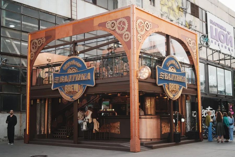 В пространстве «Севкабель Порт» открылся первый поп-ап бар «Балтика Brew», оформленный в необычной промышленной эстетике. Проект будет работать в течение всего теплого сезона и станет частью одноименной экосистемы премиального российского пивоварения, объединяющей новые сорта, авторские рецептуры и современные подходы к развитию пивной культуры.