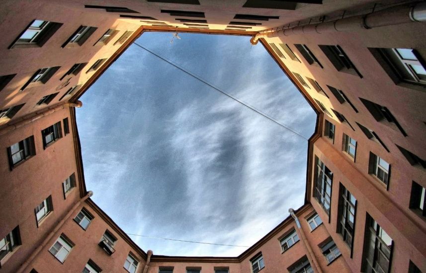 Уникальный восьмиугольный двор-колодец на Петроградской стороне