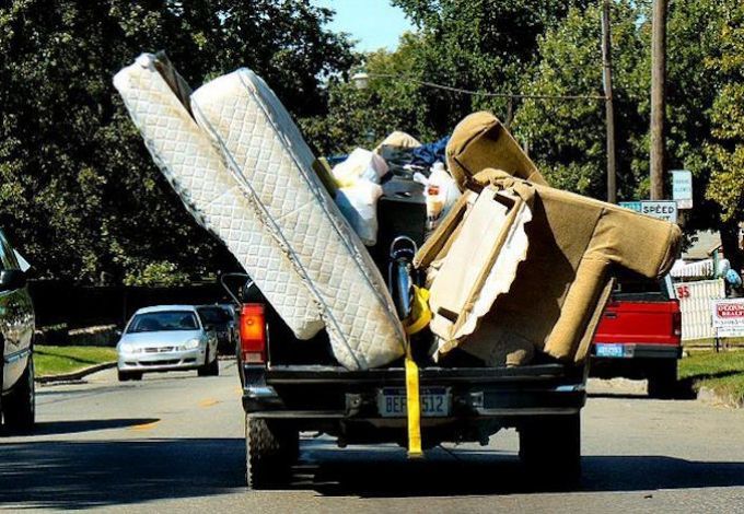 В Петербурге работает несколько бесплатных служб вывоза тяжелых ненужных вещей. Они без затрат для кошелька вывезут все, что так трудно самим выкинуть на свалку: тяжелые чугунные ванны, батареи, старые холодильники типа «Зил», сломанные стиральные машинки, железные двери, газовые и электрические плиты.&nbsp;