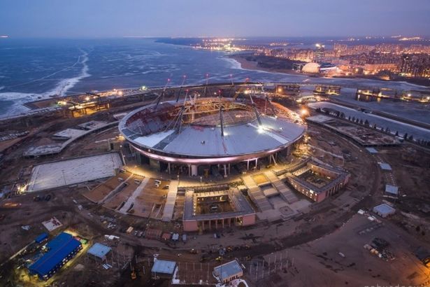 На стадионе на Крестовском острове заработали фонари. Преобразили и сквер у главного входа на арену. Там тоже появились фонарики. В будущем подсветку оформят художественно. Уже готовы проекты, по которым вокруг чаши будут гореть огни в цветовой гамме «Зенита».