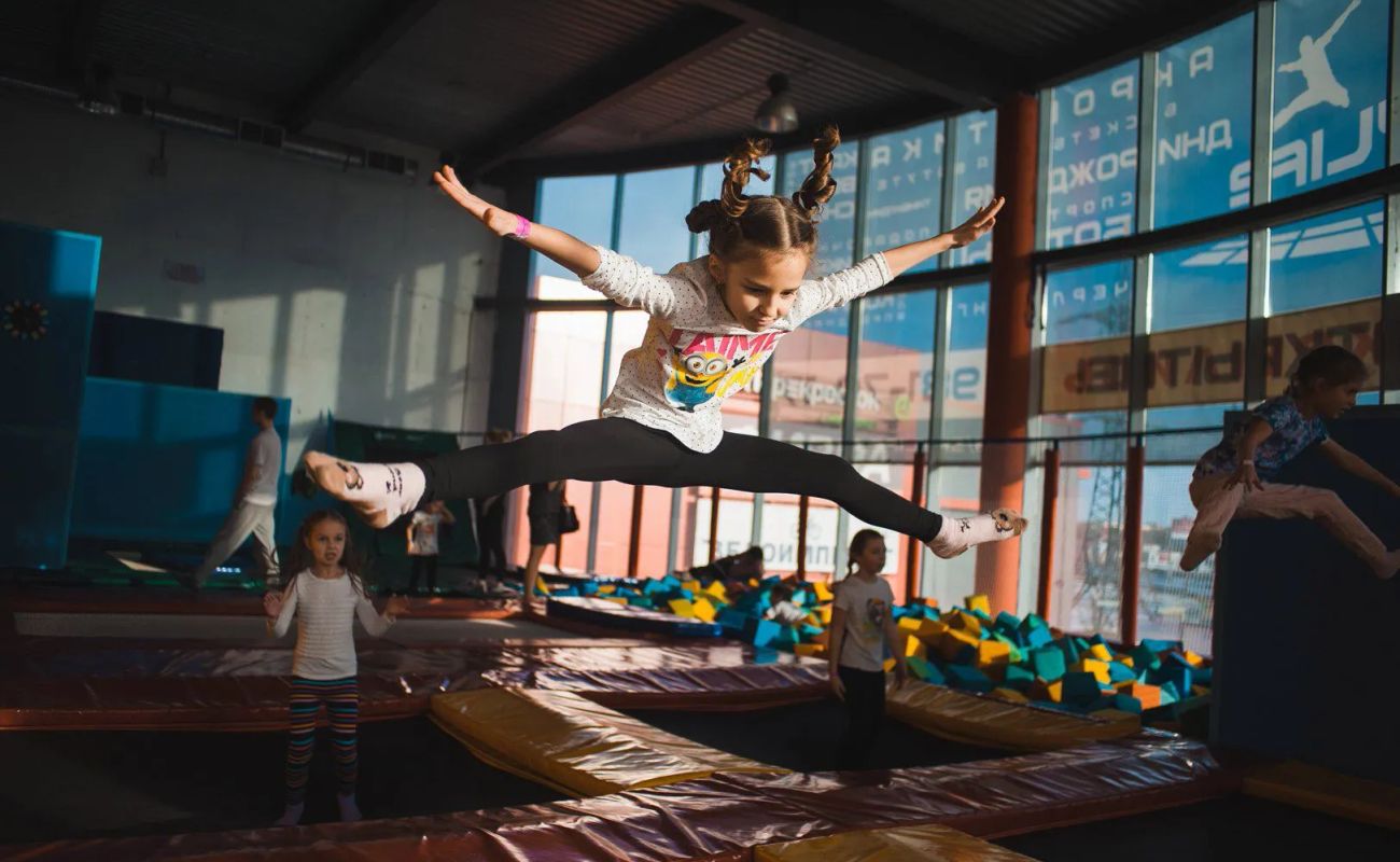 Skylife, GorillaPark и El Capitan с поролоновой ямой, ниндзя-полоса Activity Club, спелео-пещера «Выше радуги» — от 300 ₽ за сеанс.