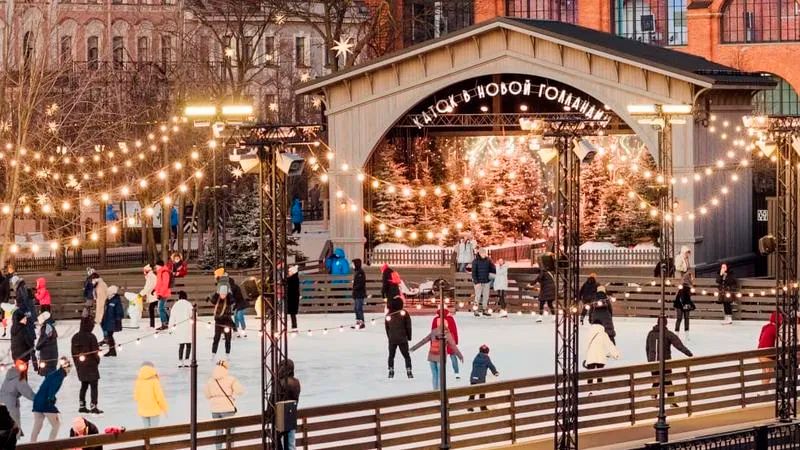 Каток среди леса, рождественские концерты в особняке, сверкающие ярмарки с запахом корицы и глинтвейна, атмосферные кафешки и умопомрачительные декорации улиц — вот они, атрибуты новогоднего Петербурга. Вы без напряга организуете себе насыщенную программу на праздники. Читайте статью Питер Online и сохраняйте 30 классных идей, куда пойти и на что посмотреть в зимние каникулы.