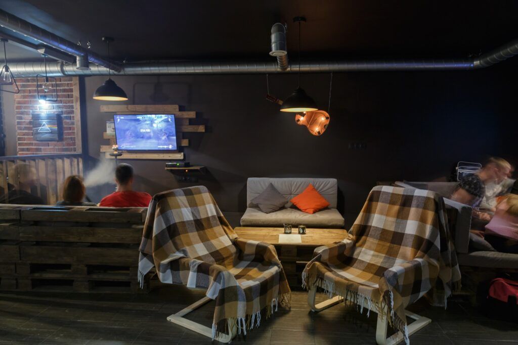 Исследуйте мир «Манчкина», «Уно», «Каркассона», «Диксита» и других захватывающих игр, посетив уютные кафе и игровые лофты в Петербурге. Выбирайте из списка лучших антикафе, где можно сыграть в «Мафию», сразиться в PlayStation, насладиться ароматным чаем по литрам и насладиться изысканными лакомствами. Полная информация о тарифах, адресах и режиме работы – в нашей подборке мест, где поиграть в настолки.