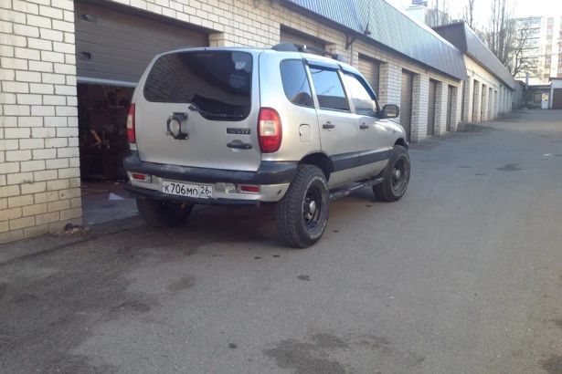 Находчивости и смекалки петербуржцам не занимать: вчера вечером по городу курсировал автомобиль с поленом вместо запасного колеса. По словам автомобилистов, изобретательный водитель разъезжает таким образом уже не впервые.