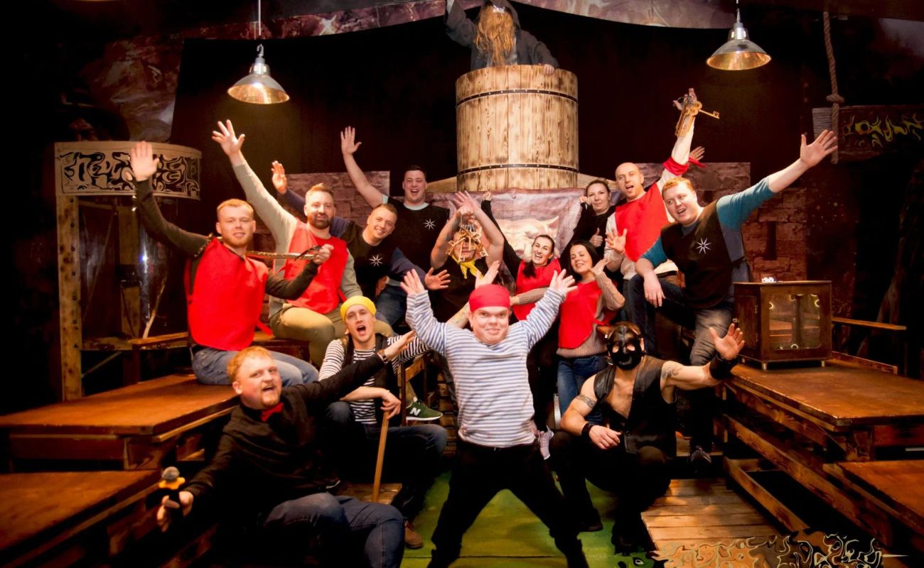 Собрали 15 проверенных площадок Петербурга для корпоративного тимбилдинга — от верёвочных парков и VR-арен до кулинарных баттлов и выездов на форт, чтобы вы нашли формат под любой бюджет и размер команды.