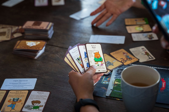 Исследуйте мир «Манчкина», «Уно», «Каркассона», «Диксита» и других захватывающих игр, посетив уютные кафе и игровые лофты в Петербурге. Выбирайте из списка лучших антикафе, где можно сыграть в «Мафию», сразиться в PlayStation, насладиться ароматным чаем по литрам и насладиться изысканными лакомствами. Полная информация о тарифах, адресах и режиме работы – в нашей подборке мест, где поиграть в настолки.