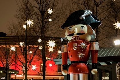 Собрали 19 проверенных мест Петербурга для зимних каникул 2026 — от бесплатных ярмарок и катков до VR-арен и дворцовых ёлок. Указали точные цены, адреса и возрастные ограничения, чтобы вы спланировали отдых без сюрпризов.