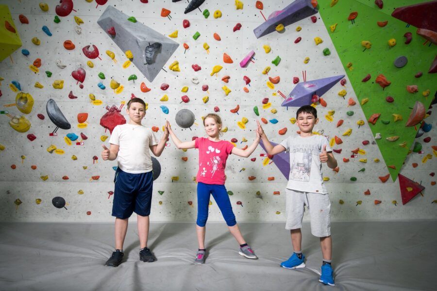 От создания фигурок из глины до изучения робототехники, от мастерства в живописи до секретов кулинарии – в городе на Неве дети могут погрузиться в увлекательный мир мастер-классов по самым разным направлениям, интересам и возрастам. Питер Online собрал 30 мастер-классов для детей в Санкт-Петербурге, которые не только помогут развить и раскрыть творческие способности, но и приобрести новые навыки, а главное – весело провести время и получить массу положительных эмоций.