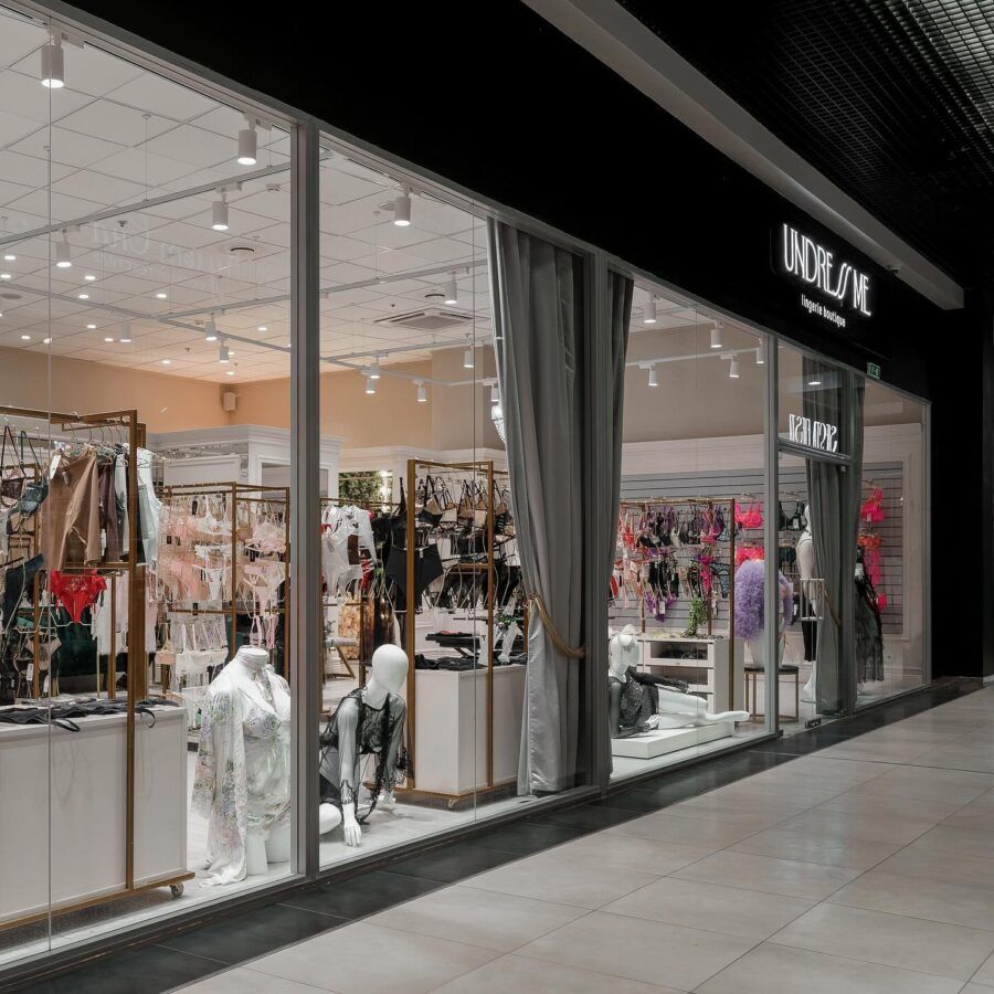 В городе на Неве в конце 2023 года открылся UndressMe – первый бутик сексуального белья для взрослых женщин. Здесь представлено более 130 эксклюзивных комплектов от известных брендов с размерным рядом от 70A до 95GG.