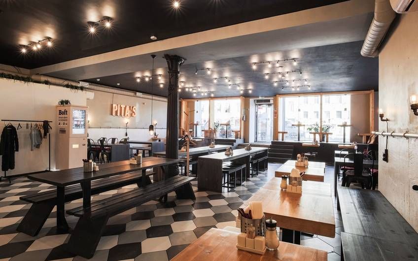 Современный минималистичный интерьер кафе PITA'S с открытой кухней
