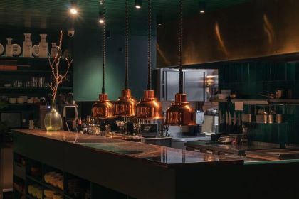 Петербург переживает ресторанный бум: шефы-звёзды открывают по три проекта за год, столики разлетаются первого числа месяца, а средний чек в топовых местах стартует от двух тысяч рублей