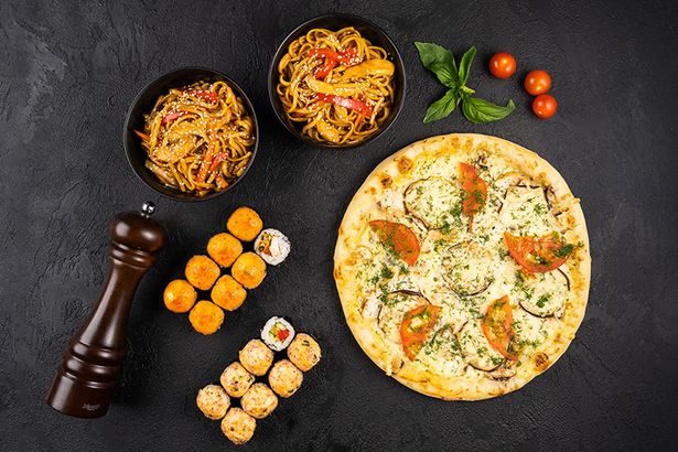 Четырнадцать сервисов доставки еды в Петербурге — от японской кухни и итальянской пиццы до русских блинов и домашних пирогов, с актуальными ценами и условиями заказа на 2026 год.