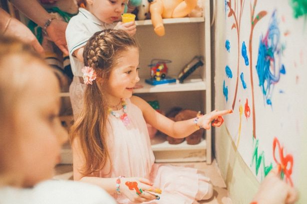 В честь открытия дошкольного отделения для малышей от 1 до 7 лет частная школа «Счастливое поколение» проводит день открытых дверей. Организаторы приглашают родителей, которым интересно узнать, как развить в ребенке творческое начало и помочь своему чаду состояться как личность. Дети смогут побывать на настоящем шоу-спектакле, где Емеля по щучьему велению покажет все прелести обучения.